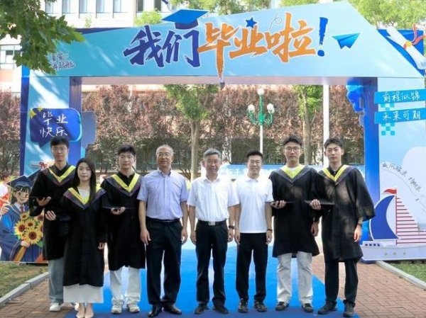 51配资 青春告别校园，他们拿证书奔未来，却有一幕让人泪目
